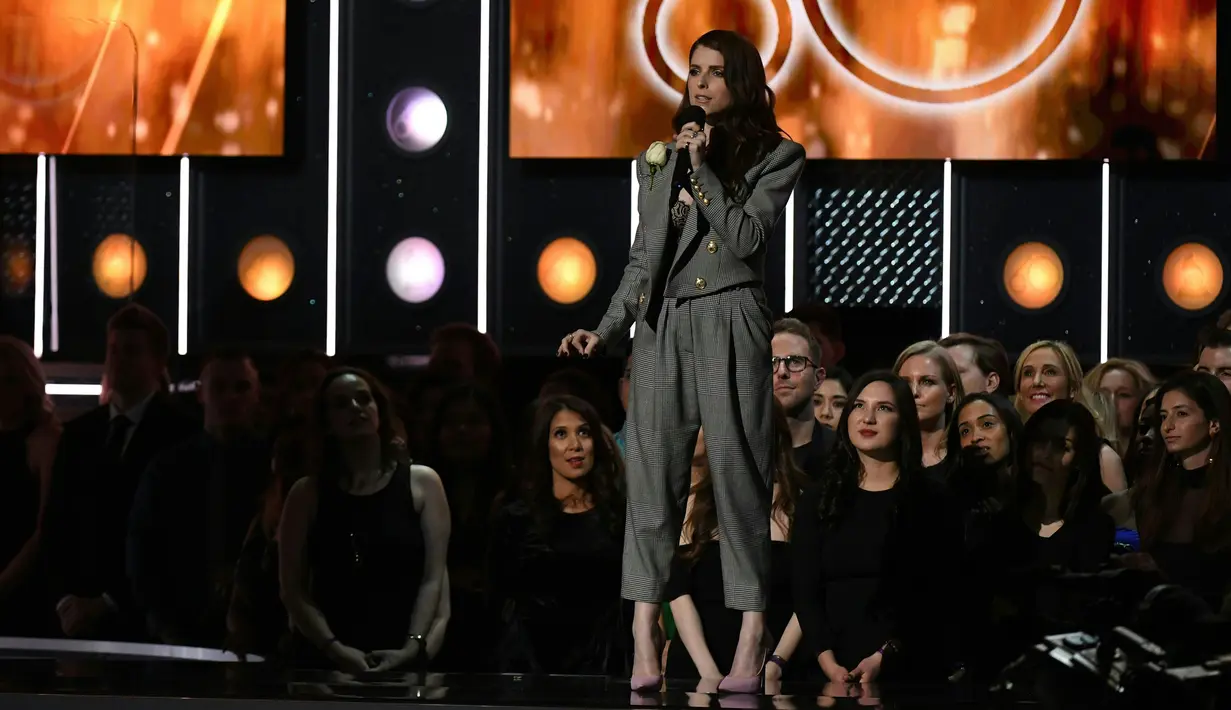 Aktris Anna Kendrick tampil dengan blazzer rancangan Balmain pada Grammy Awards 2018 di New York, Minggu (28/1). Dipadu padu padan dengan strapless lace dari La Perla membuat wanita itu tampak seperti pekerja kantoran. (AFP PHOTO/Timothy A. CLARY)