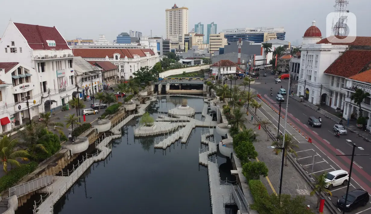 <p>Suasana kawasan Kali Besar kawasan Kota Tua Jakarta, Selasa (21/4/2020). Seiring pelaksanaan WFH dan PSBB di DKI Jakarta, kawasan wisata terbuka yang biasanya ramai dikunjungi kini terlihat lengang. (Liputan6.com/Helmi Fithriansyah)</p>