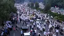 Ribuan demonstran berjalan kaki saat menuju ke kawasan Monas dan Masjid Istiqlal yang menjadi titik kumpul para demonstran. (Nurwahyunan/Bintang.com)