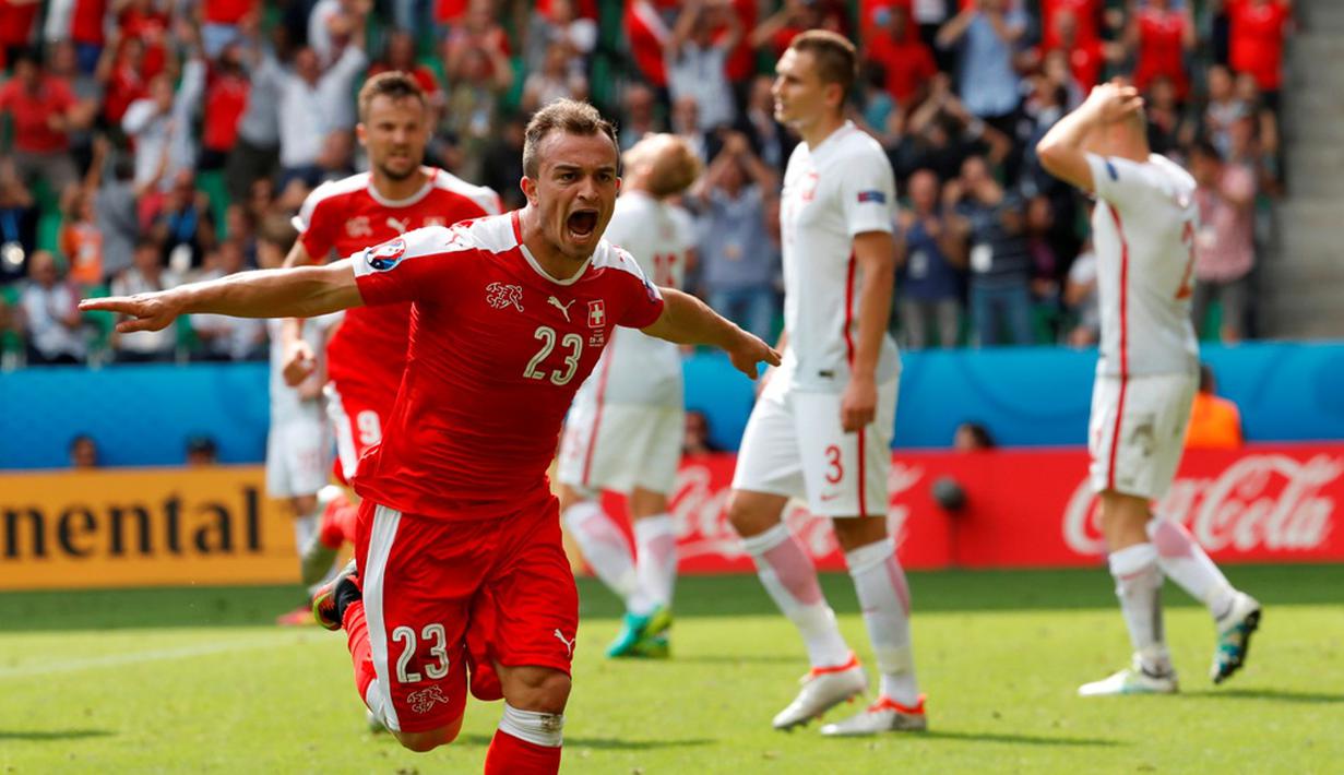 Ekspresi pemain Swiss, Xherdan Shaqiri, setelah mencetak gol balasan ke gawang Polandia pada babak 16 besar Piala Eropa 2016 di Stade Geoffroy-Guichard, Saint-Etienne, (25/6/2016). (Reuters/Yves Herman)