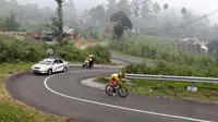 Pebalap Pishgaman Giant Team, Arvin Moazemi Goudarzi, saat melewati Embun Tanai, Kab. Agam di Etape 8 Tour de Singkarak 2015 Pasaman Barat-Lawang Park, Kabupaten Agam, Sabtu (10/10/2015). (Bola.com/Arief Bagus)