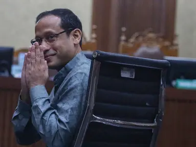 Mantan Menteri Pendidikan, Kebudayaan, Riset, dan Teknologi (Mendikbudristek) Nadiem Anwar Makarim saat menghadiri sidang perdana kasus dugaan tindak pidana korupsi (Tipikor) terkait program digitalisasi pendidikan berupa pengadaan laptop Chromebook dan Chrome Device Management (CDM) di lingkungan Kemendikbudristek tahun 2019–2022 di Pengadilan Tipikor, Jakarta, Senin (5/1/2026). Nadiem Anwar Makarim akhirnya dihadirkan dalam sidang pembacaan dakwaan kasus dugaan tindak pidana korupsi (Tipikor) terkait program digitalisasi pendidikan berupa pengadaan laptop Chromebook dan Chrome Device Management (CDM) di lingkungan Kemendikbudristek tahun 2019–2022. (merdeka.com/Arie Basuki)