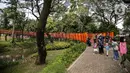 <p>Pengunjung berjalan di Tebet Eco Park, Jakarta, Selasa (10/5/2022). Warga memanfaatkan libur dengan bermain dan berolahraga di taman terbuka setelah pemerintah memperpanjang masa liburan sekolah hingga tanggal 11 Mei 2022. (Liputan6.com/Faizal Fanani)</p>