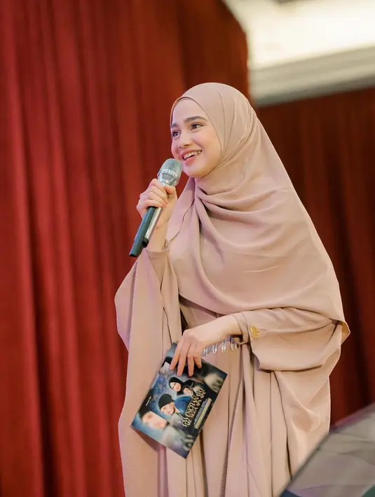 Melihat penampilan tertutup Syifa Hadju pakai abaya cokelat dan hijab syar'i serasi. [Foto: Instagram/syifahadju]