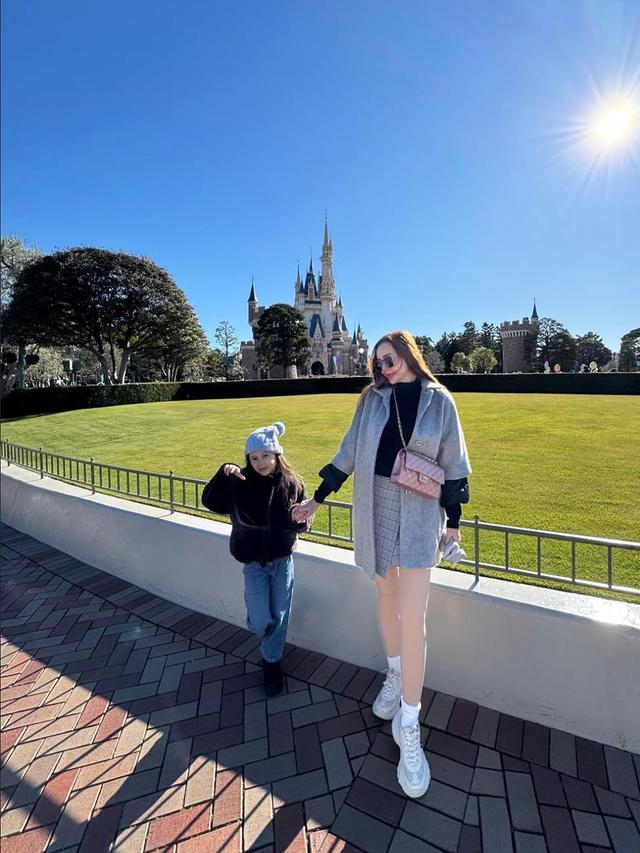 Potret Aura Kasih Liburan Ke Jepang Bersama Sang Anak Arabella (credit: instagram/aurakasih)