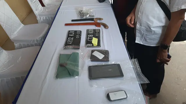 Barang bukti kasus pencurian sepeda motor.