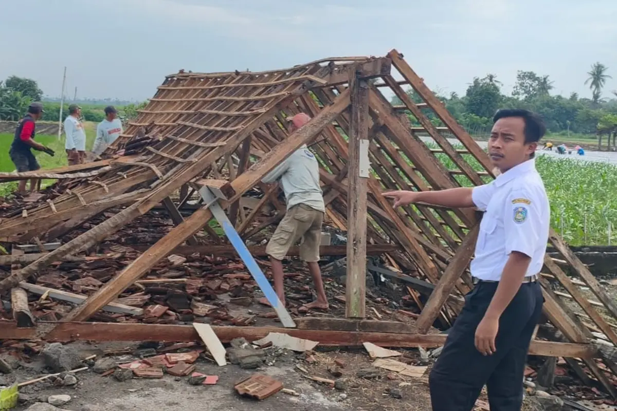 Cuaca ekstrem buat balai pertemuan milik kelompok Tani Barokah di Desa Wonorejo, Situbondo ambruk.