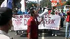 Puluhan mahasiswa Jakarta Raya berunjuk rasa menolak kenaikan tarif dasar listrik atau TDL. Aksi yang dilakuakan di Jalan Kimia, Menteng, Jakarta Pusat, berlangsung tegang.