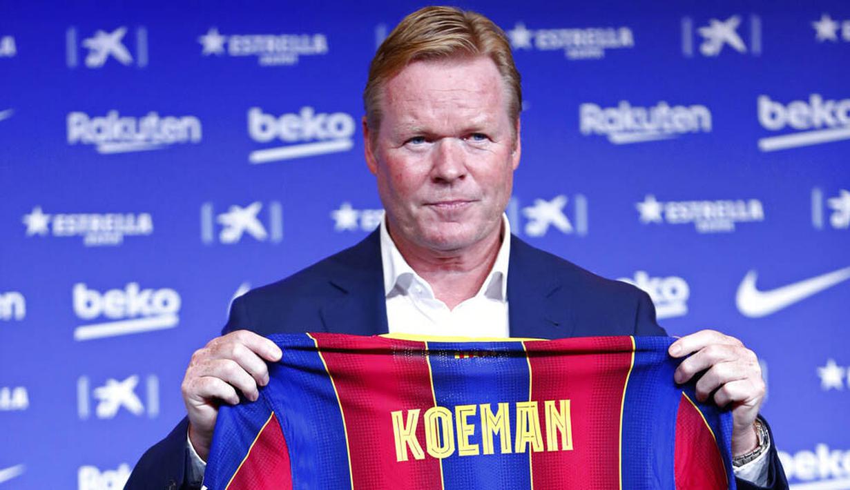 Pelatih baru Barcelona, Ronald Koeman, berpose saat acara perkenalan di Barcelona, Rabu (20/8/2020).  Koeman resmi menjadi pelatih Barcelona untuk dua tahun kedepan. (AP/Joan Monfort)