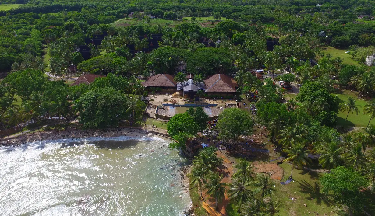 Pemandangan pantai Tanjung Lesung setelah tsunami menerjang daratan, Senin (24/24). Tsunami Selat Sunda menerjang lima kabupaten di Banten dan Lampung. (AP Photo/Achmad Ibrahim)