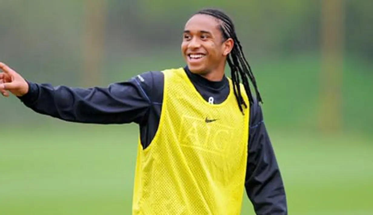 Manchester United's Brazilian midfielder Anderson gestures during a training session at the Carrington training complex in Manchester on April 17, 2009. AFP PHOTO/ANDREW YATES 