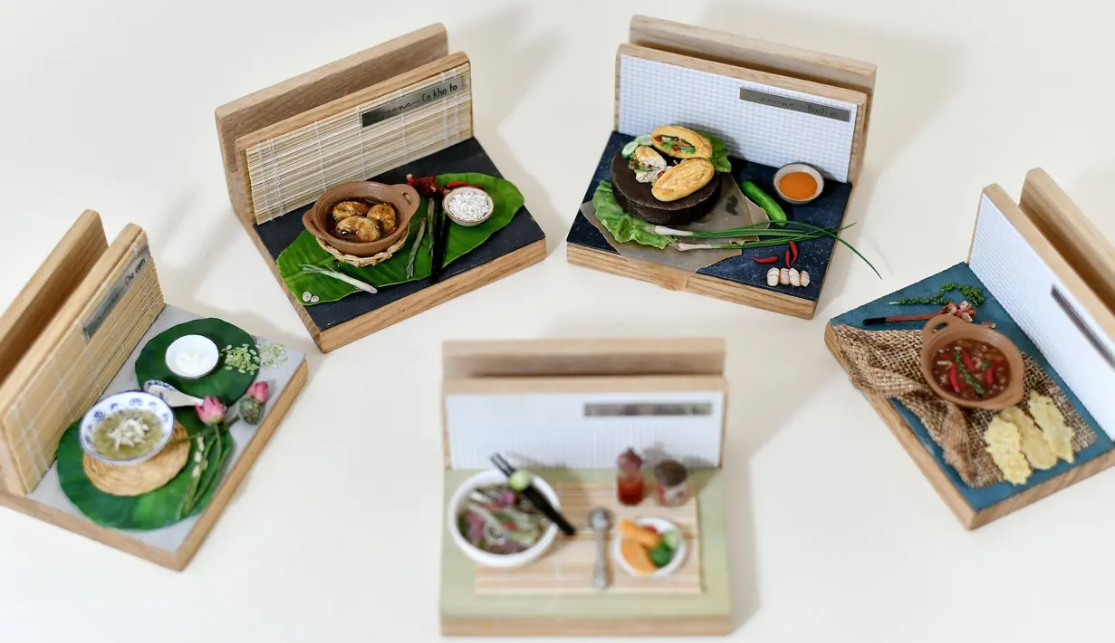 Miniatur makanan kreasi seniman Nguyen Thi Ha An terlihat di studionya, Hanoi, Vietnam, 18 Agustus 2020. Nguyen Thi Ha An melihat peluang untuk memanfaatkan kecintaan dunia yang semakin meningkat terhadap masakan Vietnam. (Manan VATSYAYANA/AFP)