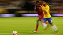 Pemain Brasil, Gabriel (kanan) menggiring bola saat dihadang pemain Haiti pada penyisihan grup B Copa America Centenario 2016 di Orlando, Florida, AS, (9/6/2016) WIB. (Mike Ehrmann/Getty Images/AFP)