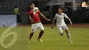 Pemain Indonesia, Dedi Kusnandar (bernomor 18) berusaha mempertahankan bola dari kejaran pemain Laos (Liputan6.com/Helmi Fithriansyah)