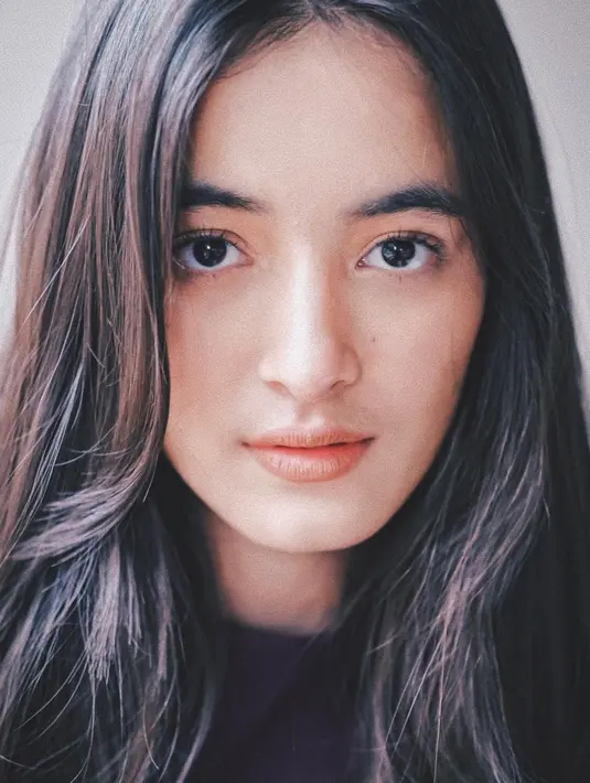 Potret memesona lainnya dari Mawar. Dengan rambut panjang lurusnya yang dibiarkan tergerai, Mawar menampilkan wajahnya tanpa riasan, tetap cantik memesona. Foto: Instagram.