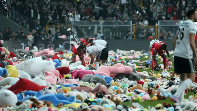 Foto: Bermacam Boneka Hujani Laga Besiktas Melawan Antalyaspor, Bentuk Aksi Dukungan untuk Anak-anak Korban Gempa Turki