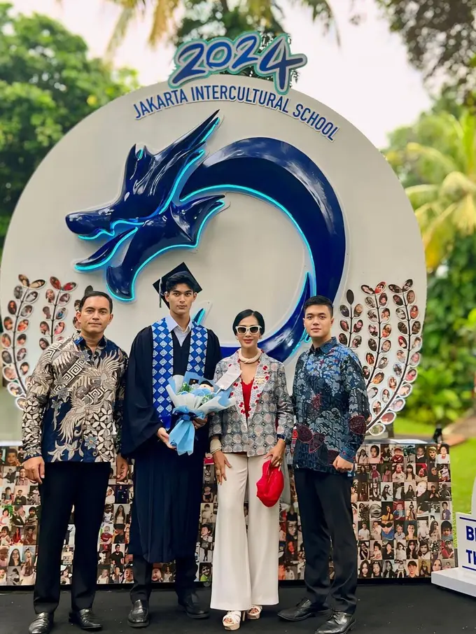 Potret Wisuda Marciano Nicholas Anak Diah Permatasari, Penuh dengan Tangisan Haru