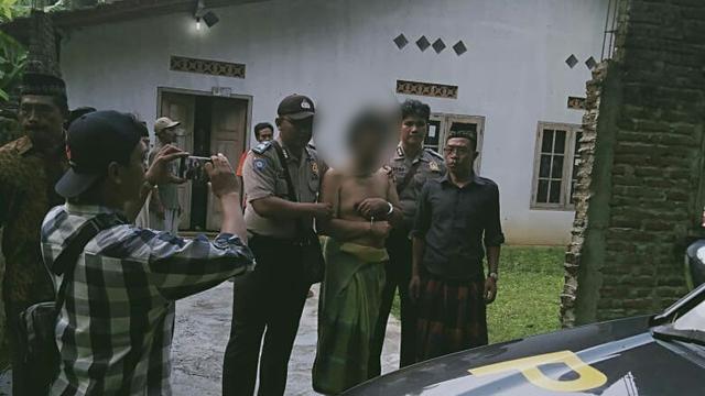 Saat Sang Putra Nonton Televisi di Sebelah Jasad Sang Ayah 