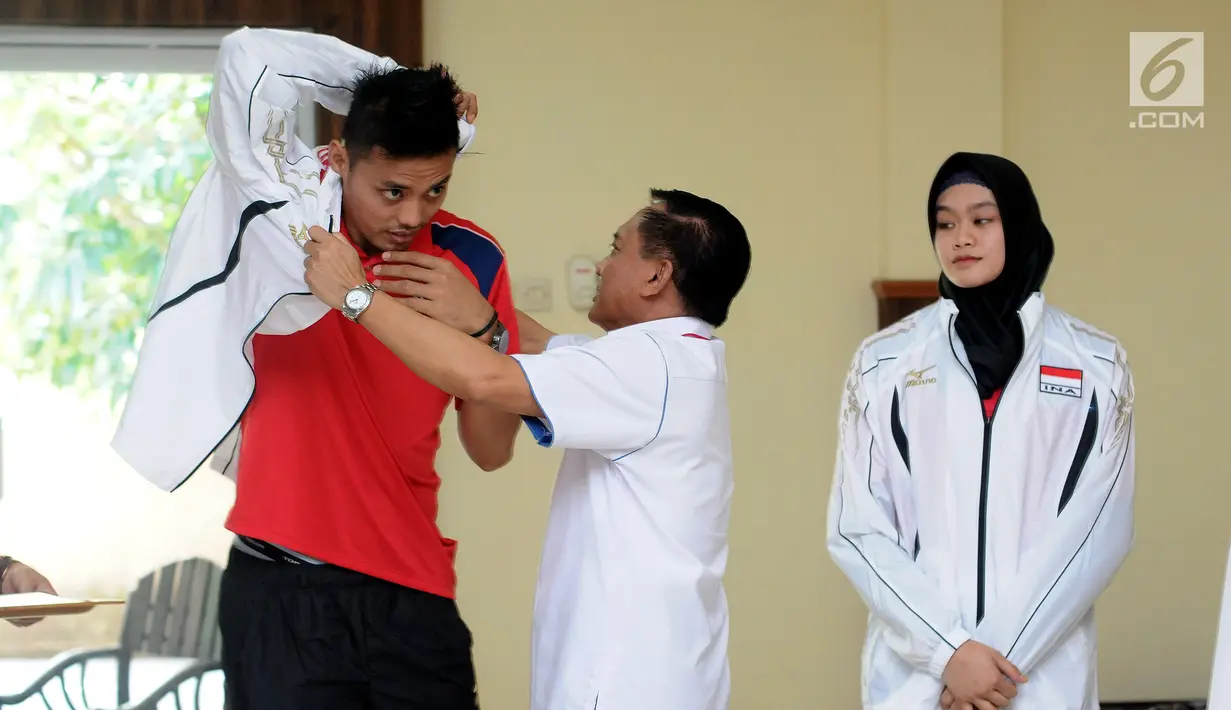 Ketua Umum PBVSI, Imam Sudjarwo (tengah) memberi arahan kepada tim voli Indonesia saat ramah tamah dan pelepasan di Padepokan Voli, Sentul, Selasa (15/8). Tim voli Indonesia akan berlaga di SEA Games 2017 Kuala Lumpur. (Liputan6.com/Helmi Fithriansyah)