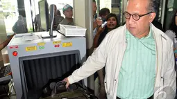 Namun, begitu masuk lobi gedung KPK, Sapta diberi tanda pengenal berwarna merah yang biasanya digunakan para saksi yang diperiksa di tingkat penyidikan KPK, Jakarta, Rabu (8/10/2014) (Liputan6.com/Miftahul Hayat) 