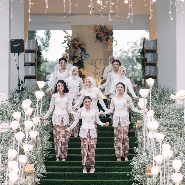 6 Potret Bridesmaid di Lamaran Lesty Kejora, Bertabur Bintang