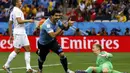 Penyerang Uruguay, Luis Suarez (tengah) merayakan gol pertamanya ke gawang Inggris saat berlaga di fase penyisihan Piala Dunia 2014 Grup D di Stadion Corinthians, Sao Paulo, Brasil, (20/6/2014). (REUTERS/Damir Sagolj)