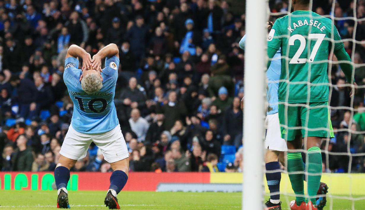 Striker Manchester City, Sergio Aguero, tampak kecewa usai gagal memebobol gawang Watford pada laga Premier League 2019 di Stadion Etihad, Sabtu (9/3). Manchester City menang 3-1 atas Watford. (AFP/Paul Ellis)
