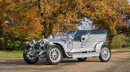 Rolls-Royce Silver Ghost (1906-1926): Rolls-Royce membuat mobil ini untuk menyasara para konglomerat di era itu dengan memberikan kenyamanan tak tertandingi. Selama 20 tahun, Silver Ghost dinobatkan sebagai mobil terbaik di dunia pada era tersebut karena dianggap mobil yang sangat sempurna (Source: secret-classics.com)