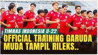 Suasana latihan resmi Timnas Indonesia U-22 jelang uji coba kontra Mali U-22 berlangsung santai namun tetap fokus.