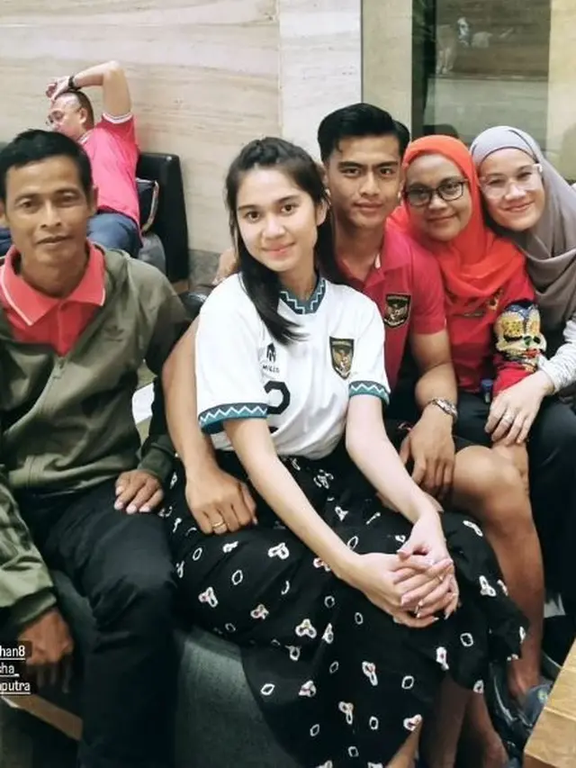 5 Potret Kedekatan Azizah Salsha dan Ayah Arhan, Menantu Mertua
