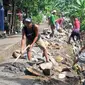 Warga di sebuah desa tengah memperbaiki infrastruktur. (Foto: Istimewa)