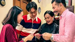Di balik kebahagiaan itu, Ferry juga mengungkapkan rasa rindu kepada putrinya, Brenda Nabilla Salim. Setiap perayaan Imlek, Brenda tidak bisa berkumpul bersama mereka karena berada di luar negeri. Sudah tiga tahun berturut-turut ia tidak dapat merayakan Imlek bersama keluarga sejak lulus kuliah di Inggris pada tahun 2022 lalu. (Liputan6.com/IG/@ferrysal1m)