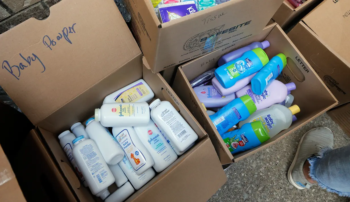 Beberapa produk kebersihan diatur dalam kotak saat penggalangan dana di Dallas Utara, Selasa (29/8). Dalam situsnya, Charity Navigator membagi jenis donasi untuk mempermudah donatur, seperti layanan kesehatan dan penyelamatan hewan. (Tony Gutierrez/AP)