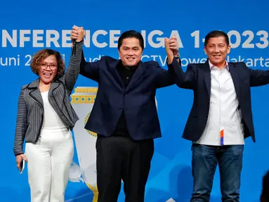 Direktur Programming SCM Harsiwi Achmad (kiri), Ketua Umum PSSI Erick Thohir (tengah), dan Direktur Utama LIB Ferry Paulus (kanan) saat press conference Liga 1 2023/2024 di Jakarta, Kamis (15/6/2023). Dalam keterangan tersebut menyebutkan Liga 1 2023/2024 dijadwalkan kick-off pada 1 Juli 2023. (Liputan6.com/Angga Yuniar)