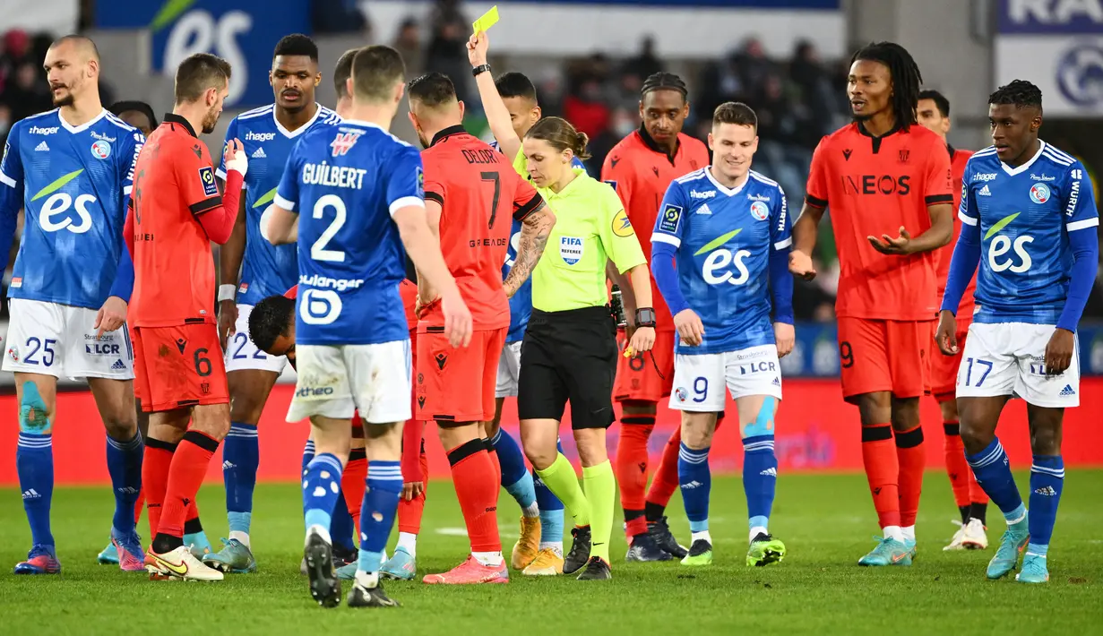 Stephanie Frappart merupakan wasit dengan segudang pengalaman dalam memimpin pertandingan kelas dunia seperti Liga Prancis Ligue 1, Liga Champions hingga Kualifikasi Piala Dunia 2022. Perempuan asal Prancis ini disebut-sebut sebagai wasit wanita terbaik di dunia saat ini. (AFP/Sebastien Bozon)