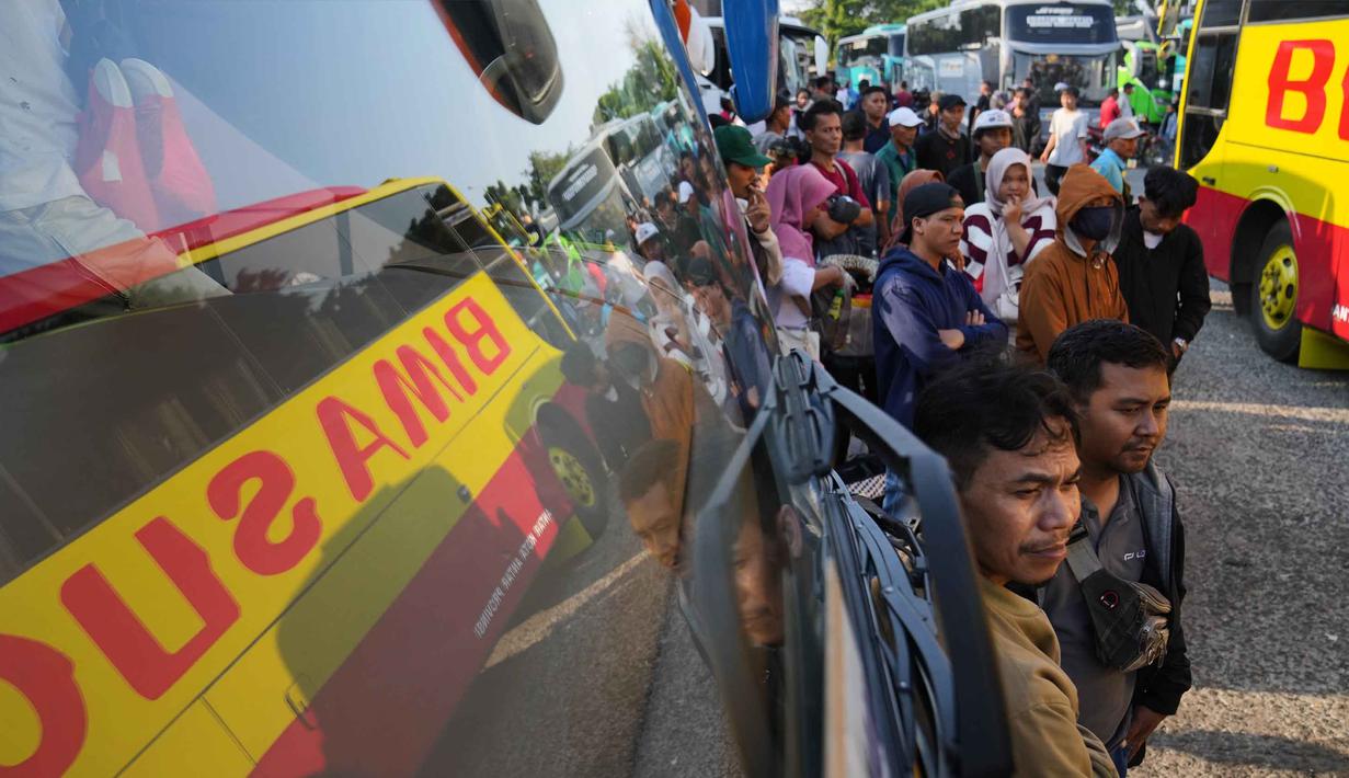 Kepala Terminal Kalideres, Nur Prasetyo, menjelaskan bahwa puncak arus mudik mulai terasa sejak Selasa 17 Maret 2026 siang dan terus berlanjut hingga Rabu 17 Maret 2026 pagi. Tampak dalam foto, orang-orang menunggu bus yang akan mengangkut mereka menuju kampung halaman menjelang libur Idul Fitri 1447 Hijriah sekaligus menandai berakhirnya bulan suci puasa Ramadan, di terminal Terminal Kalideres, Jakarta, Rabu 18 Maret 2026. (AP Photo/Dita Alangkara)