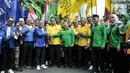 Ketua Umum Partai Golkar Airlangga Hartarto, Ketua Umum Partai Amanat Nasional (PAN) Zulkifli Hasan dan Ketua Umum PPP Suharso Monoarfa yang tergabung dalam Koalisi Indonesia Bersatu (KIB) saat jalan bersama menuju Gedung KPU RI, Jakarta Pusat, Rabu (10/8/2022). Kedatangan ketiga petinggi KIB tersebut diiringi dengan berbagai atraksi tarian tradisional untuk mendaftarkan partai masing-masing sebagai peserta Pemilu 2024. (merdeka.com/Iqbal S Nugroho)