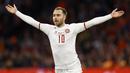 Christian Eriksen. Gelandang serang Denmark berusia 30 tahun yang baru saja bergabung dengan Manchester United pada awal musim 2022/2023 usai didatangakn secara gratis dari Brentford ini tercatat telah mengoleksi 117 caps bersama Timnas Denmark sejak melakukan debut pada 3 Maret 2010. Total 39 gol dan 26 assist telah dicetaknya bersama Timnas Denmark yang akan berlaga di putaran final Piala Dunia 2022 Qatar. (AFP/ANP/Maurice van Steen)