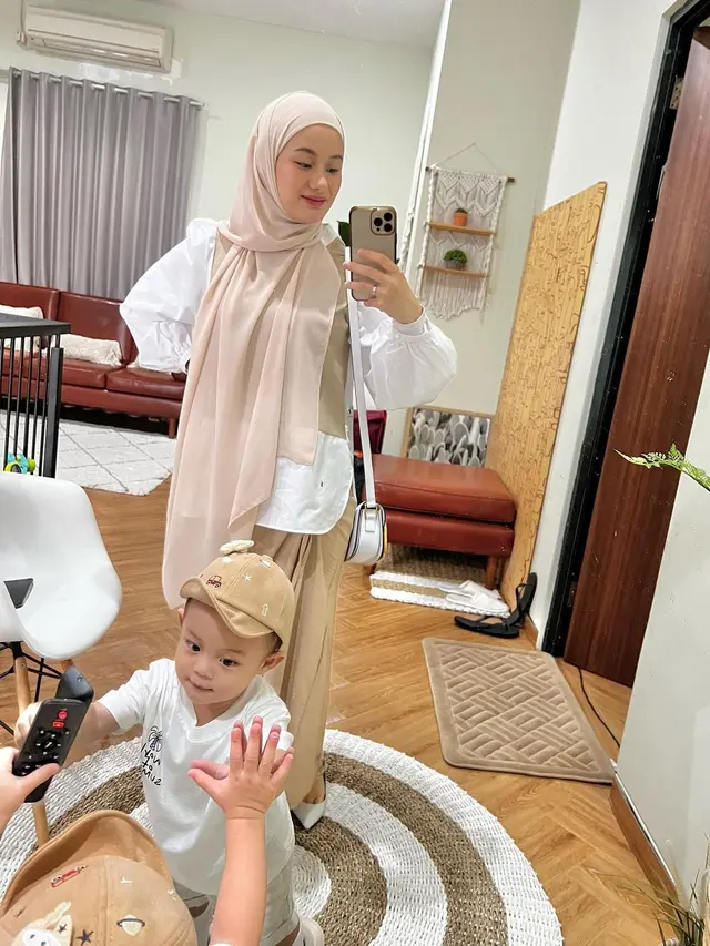 6 Gaya Berhijab Dinda Hauw yang Selalu Tampak Muda Walau Sudah Punya Dua Anak