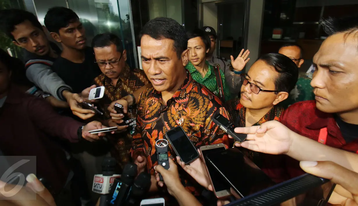 Mentan Andi Amran memberikan keterangan pers usai berdiskusi dengan Pimpinan KPK, Jakarta, Jumat (24/2). Amran membantah kedatangannya tersebut terkait kasus korupsi pengadaan pupuk. (Liputan6.com/Helmi Afandi)