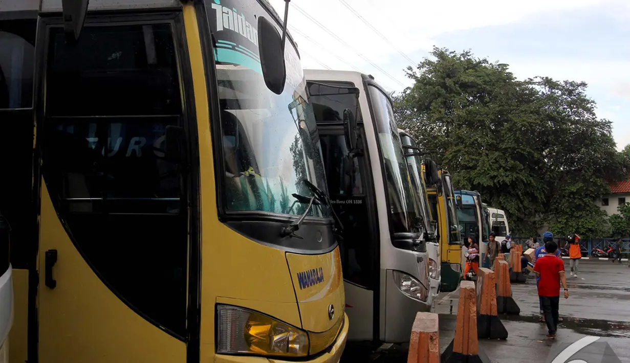 Dirjen Perhubungan Darat Kementerian Perhubungan memperkirakan jumlah penumpang angkutan umum pada libur Natal 2014 dan Tahun Baru 2015 mencapai 14 juta orang, Jakarta, Senin (8/12/2014). (Liputan6.com/Miftahul Hayat)