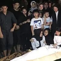 Ririn tiba di pemakaman San Diego Hill, karawang, Minggu (11/6/2017) sekitar pukul 20.00 WIB, Ririn langsung bersimpuh di depan jasad suaminya yang sudah dibungkus kain kafan dan siap masuk liang lahat. (Instagram/sungsukardi)