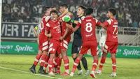 Para pemain Persis Solo merayakan gol yang dicetak oleh Cleylton Santos pada menit-menit akhir yang menyelamatkan timnya dari kekalahan melawan Bali United di Stadion Manahan, Solo, Kamis (6/3/2025). (Bola.com/Radifa Arsa)