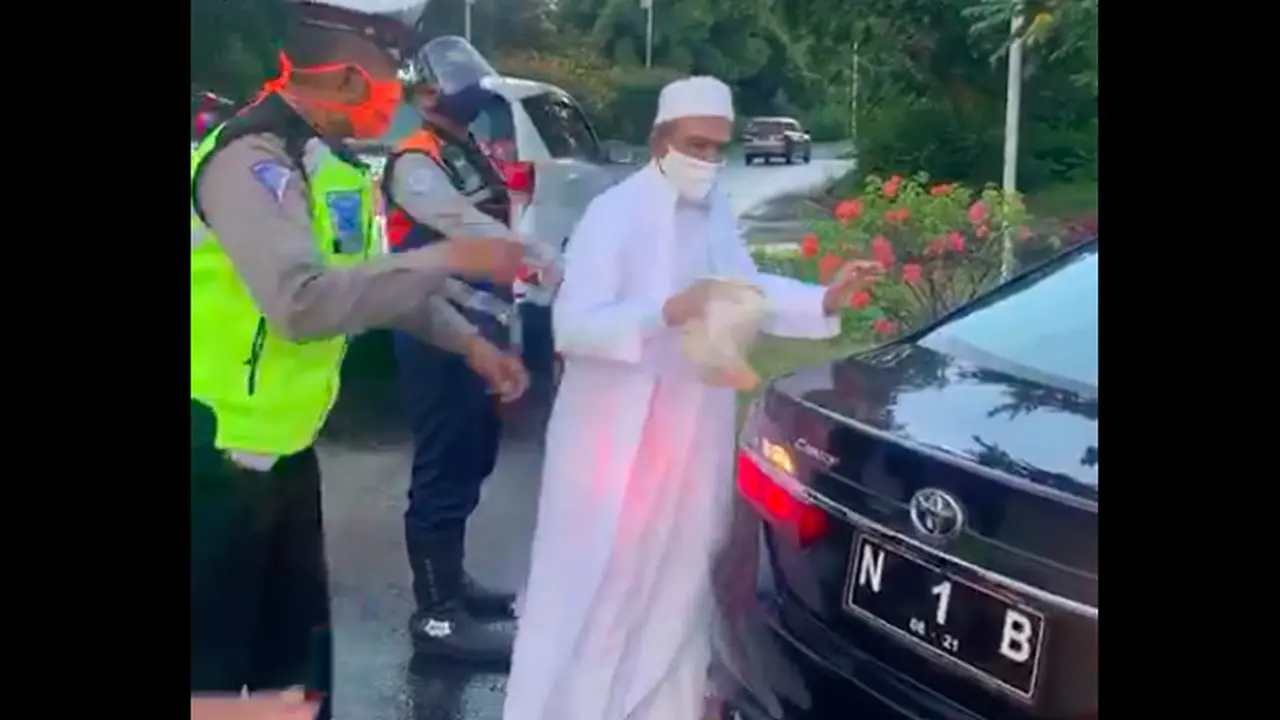 Viral di media sosial terkaitadu mulut yang dilakukan oleh pemilik Majelis Roudhotus Salaf Bangil, Habib Umar Abdullah Assegaf terhadap salah seorang petugas jaga di pos cek point Exit Tol Satelit.