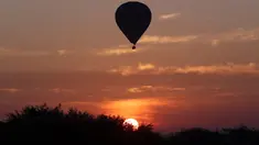 Sebuah balon udara terbang di atas kuil tua selama matahari terbit di Bagan, distrik Nyaung U, Myanmar tengah (16/12). Di Bagan, ada tiga balon yang bisa memuat delapan orang dan dua balon yang bisa memuat dua belas orang. (AP Photo/Aung Shine Oo)