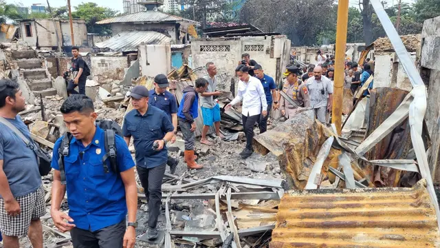 Wakil Presiden (Wapres) RI Gibran Rakabuming Raka meninjau pengungsian korban kebakaran di kawasan Gempol, Kemayoran, Jakarta Pusat, Senin (21/01/2025).
