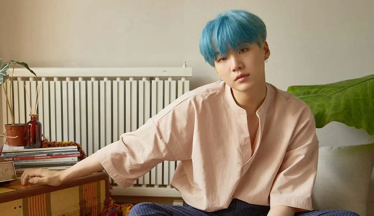 Daging sapi itu ia kirimkan atas nama ARMY, lengkap dengan sertifikat dan album yang ditandatanganinya. (Foto: Soompi.com)