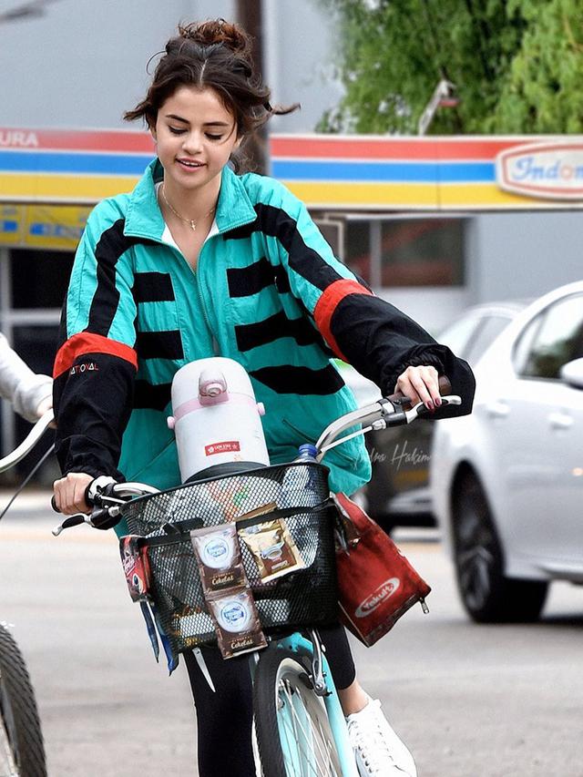 6 Editan Foto Selena Gomez Jadi Orang Indonesia Ini Bikin Ngakak
