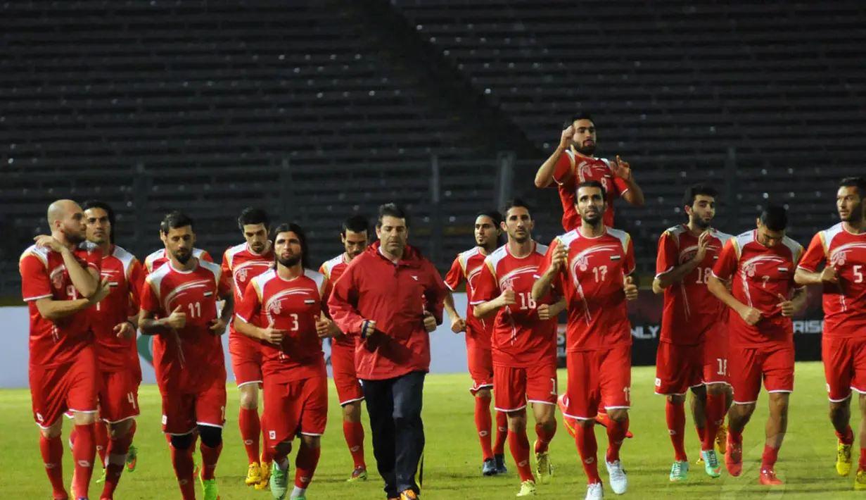 Jelang berlaga melawan Indonesia, timnas Suriah menggelar sesi latihan di Stadion GBK Jakarta, (14/11/2014). (Liputan6.com/Helmi Fithriansyah)