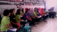 Sejumlah Pekerja Wanita di Pabrik PT Hansoll Hyun yang Terletak di Kabupaten Subang, Jawa Barat, Tengah Mendapatkan Penyuluhan Tentang Anemia dan Tekanan Darah Rendah, Selasa (6/5/2014)